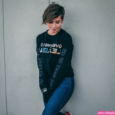 Soe Gschwind [ soe-gschwind ] - I love showing my tits to the camera