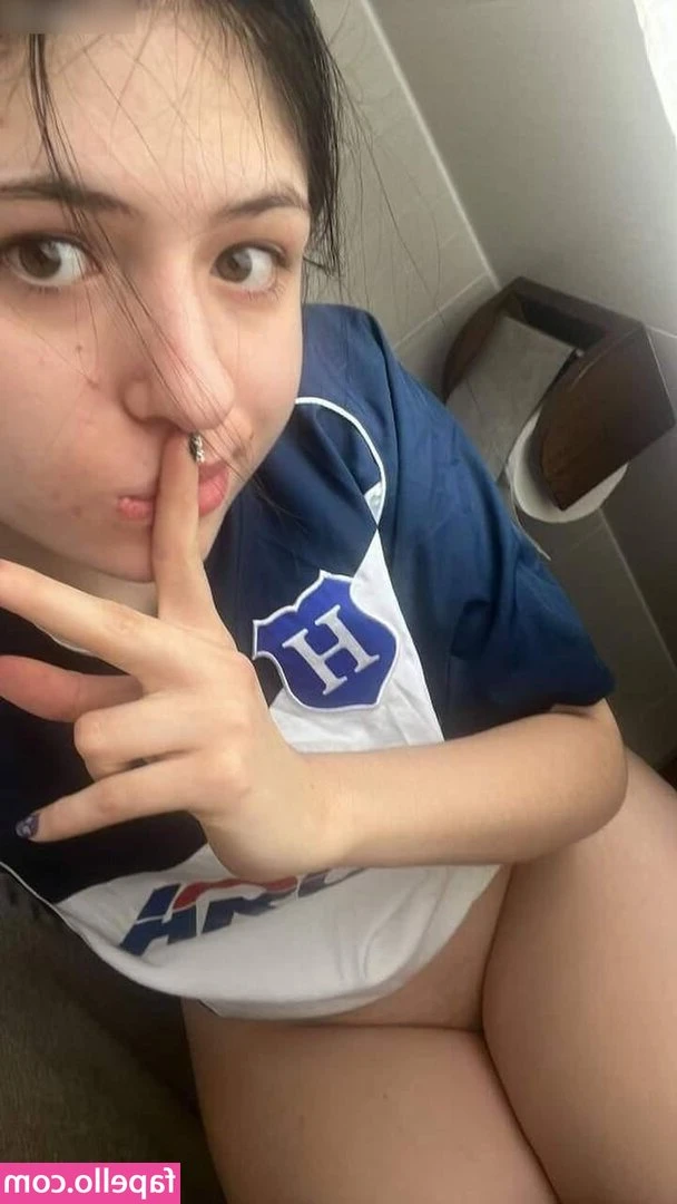 Niamausilol - Horny in the restroom   and later i cum   Where do you like iT