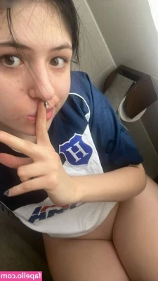 Niamausilol - Horny in the restroom   and later i cum   Where do you like iT