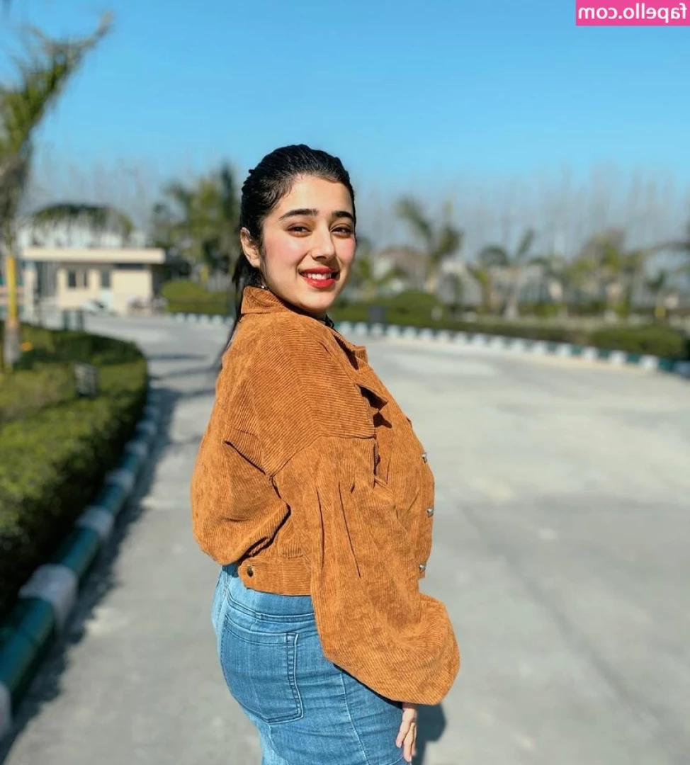 Apoorva Bhalla [ apoorva-bhalla ] - Sitting behind me are you 😜 you won't be able to stand up for a