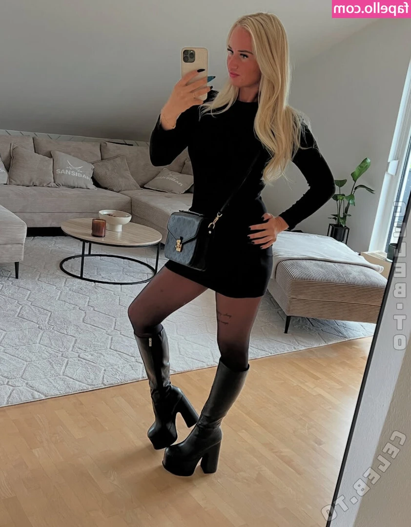 Tiii_ffy [ tiii-ffy ] - I can be your bad girl. Just check dms