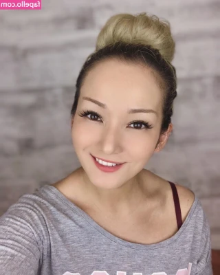 Reina Scully [ reina-scully ] - Just some light teasing...although it could be you pushing me up