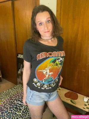 VeeAna_Troi [ veeana-troi ] - About to change my setting to  who ever sends tips can message me only