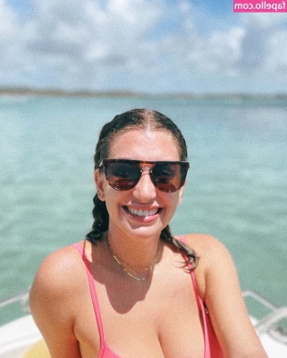 Carol Moreira [ carol-moreira ] - Peeling a banana with my toes  Had to wipe them during it cause I