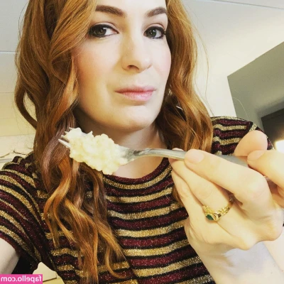 Felicia Day [ felicia-day ] - Booty and pregnant fat pussy in fishnets