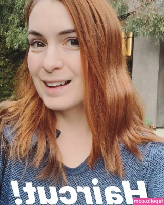 Felicia Day [ felicia-day ] - Yoga and my favorite kitty