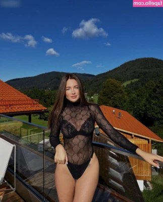 Vanessa Leani [ vanessa-leani ] - What's under thoooo