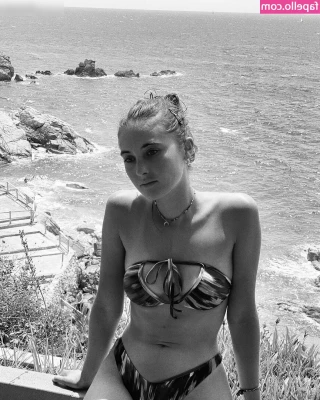 Suzie Marachet [ suzie-marachet ] - Stop for a minute to read this   Then scroll for a SFW photoset of me