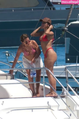 Anitta - 放大鏡🔍🤭