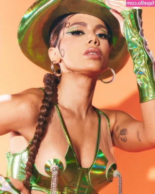Anitta - Check out this new bikini that Batman & fangking gifted me!!!