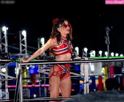 Anitta - like me how i wearing working outfit?