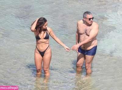 Anitta - Should I go LIVE and make paintings with my feet?