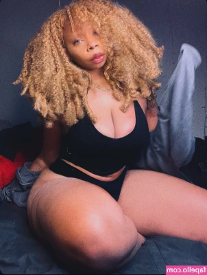 Ariaartizte - Ass jiggling videos in your DMs now! These panties are so thin you