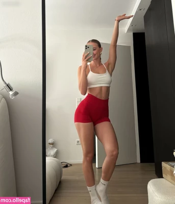 Lina Düren [ lina-dren ] - Happy Friday  The girls and I are so ready for the weekend they just