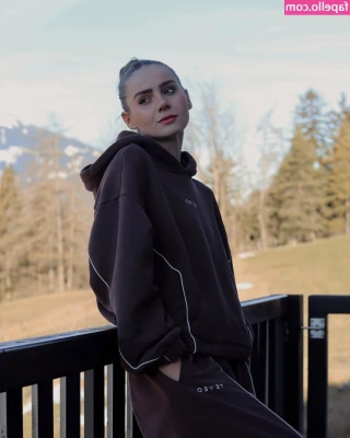 Amelie Kollek [ amelie-kollek ] - Should I start selling my used thongs