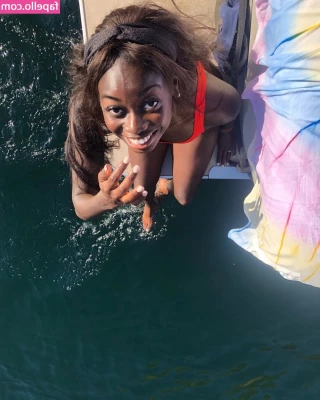 Fatima Diame [ fatima-diame ] - lil cameltoe goin  on LOL  _  XXOO