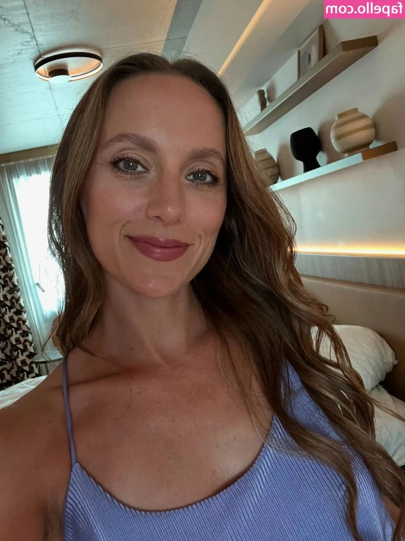 Ashley Stroehlein [ ashley-stroehlein ] - send me your dick pic, I need my daily dose of vitamin D 👀☀️