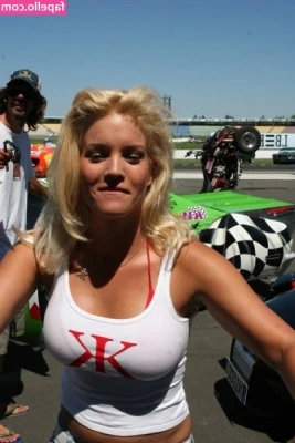 Katharina Kuhlmann [ katharina-kuhlmann ] - Side Hustles  To all my sneakers heads out there selling or doing
