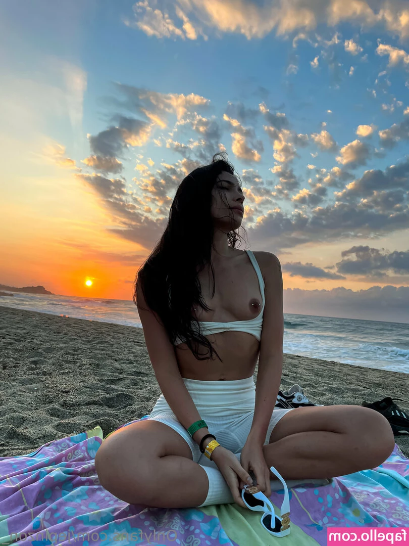 Jenn Pinzon [ jenn-pinzon ] - What do you get if you give two half naked girls an office chair with