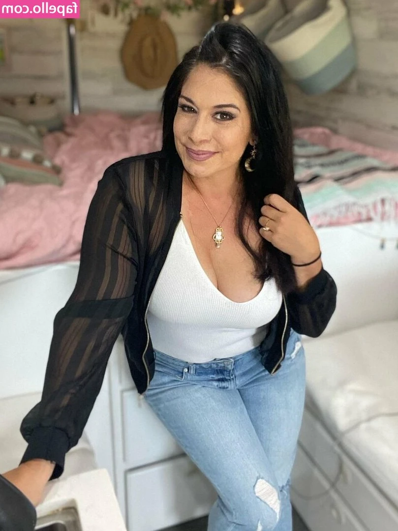 Sarah Stock [ sarah-stock ] - My body craves yours, please remove my thong using your teeth!