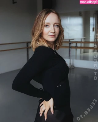 Mirella Precek [ mirella-precek ] - Shaking my fat ass