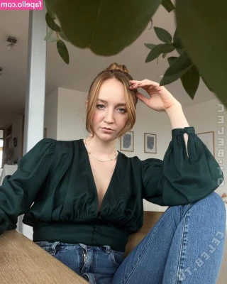 Mirella Precek [ mirella-precek ] - I'm here to tell you it's ok to stroke. You have my validation.