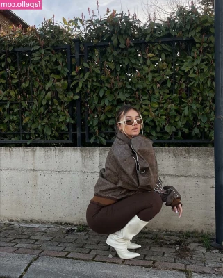 Uresa Zogu [ uresa-zogu ] - If you were that shark, would you bite or lick? 😜