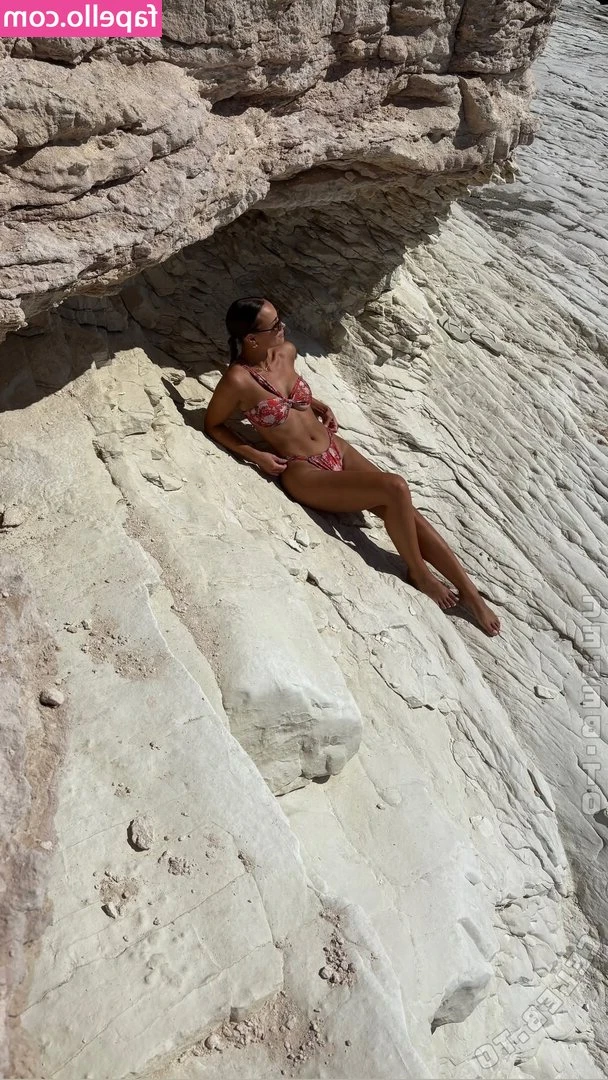 Helen Aurica [ helen-aurica ] - Esperando en los pastos de C.U 🥴