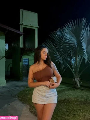 Bea Souza [ bea-souza ] - smoke & relax with me before I‘ll leave the house😊