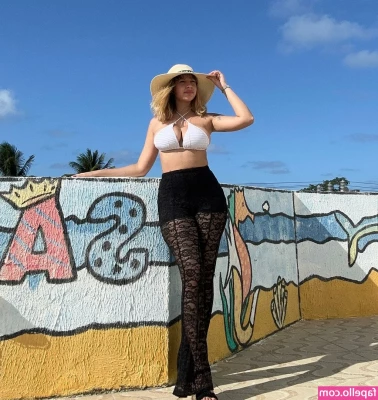 Bea Souza [ bea-souza ] - Two cute pair of feet🥰