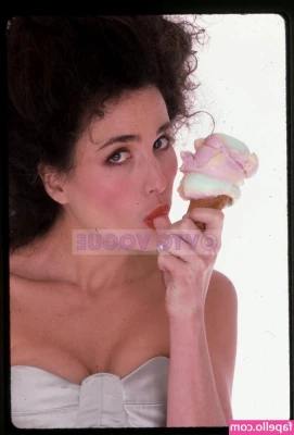 Andie MacDowell [ andie-macdowell ] - Why don't you come closer. 😋