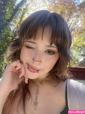 FaerieSpit_ [ faeriespit ] - Grab my hips while you pound me from the back🥵💦💦