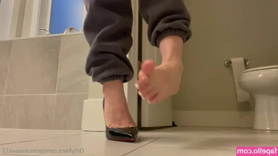 Princessava22 - Who would you fuck first?