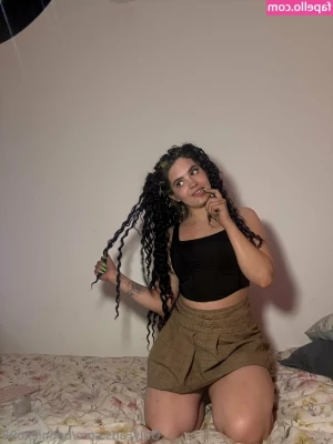 Bonniexo98 - For those of you who haven't seen NAUGHTY NEIGHBOUR here's a sneaky