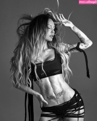 Deborah De Luca [ deborah-de-luca ] - Keep an eye on your inbox tonight lovers! A red hot little treat