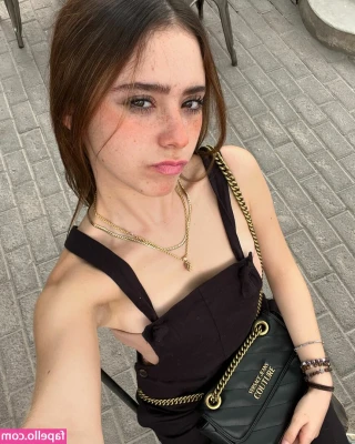 abejitaaa_0 [ abejitaaa-0 ] - I think I look better on my knees 😏😜