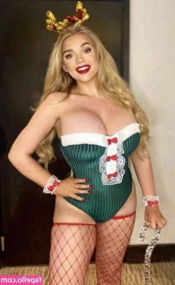 Lucy May Dawson [ lucy-may-dawson ] - Wanna watch me eat with my tits out? 😘