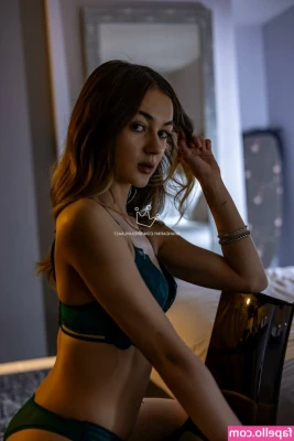 Breanna Kayla [ breanna-kayla ] - Who else loves playing in front of mirrors? I love watching all the