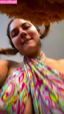 Peneloperogerr - Sunny happy people laughing (Cute 5 min striptease clip related = Tip