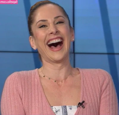 Ana Kasparian [ ana-kasparian ] - Do you like red on me?