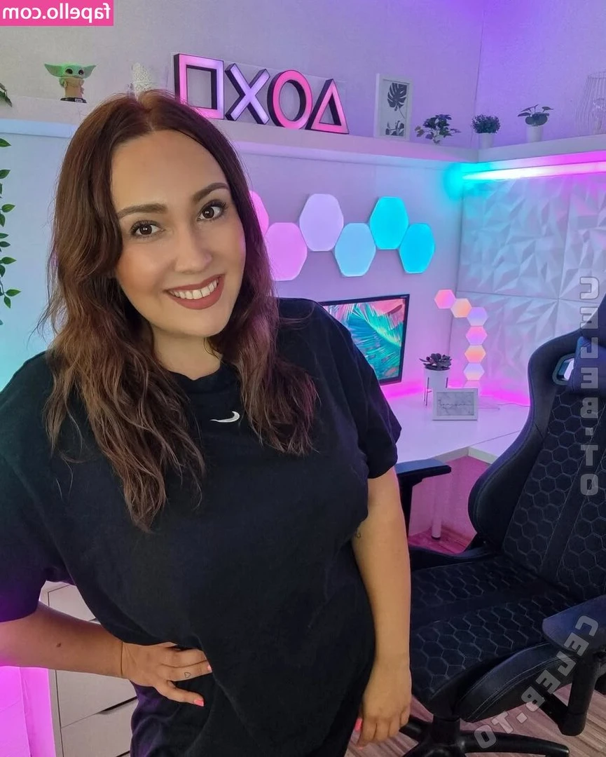 just.a.gamergirl [ just-a-gamergirl ] - What do we want to see from me message me Requests 🥰