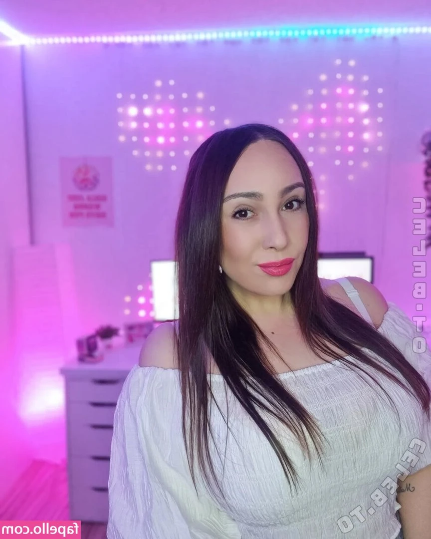 just.a.gamergirl [ just-a-gamergirl ] - Heyy guys, join me on fancentro ! You can get acces to my private