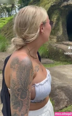 Laberrhababer Sarah [ laberrhababer-sarah ] - That's the kind of cocky ostrich I got 😂 I had to buy more food to