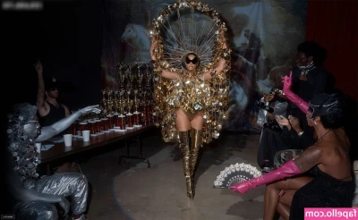 Beyoncé Knowles [ beyonc-knowles ] - If hubby is taking the photo… then whose legs are those behind
