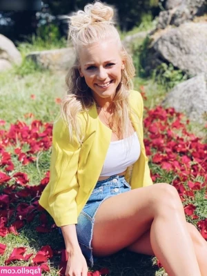 Julia Lindholm [ julia-lindholm ] - Oh daddy did you make me a big hard dick for breakfast?! 😍🍆🤤