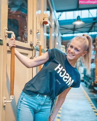 Julia Lindholm [ julia-lindholm ] - I’m officially one year older!