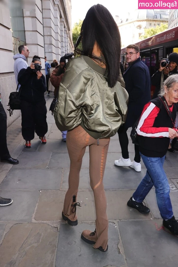Jourdan Dunn [ jourdan-dunn ] - Teasing time... I have a little toy ready to play. Are you stroking