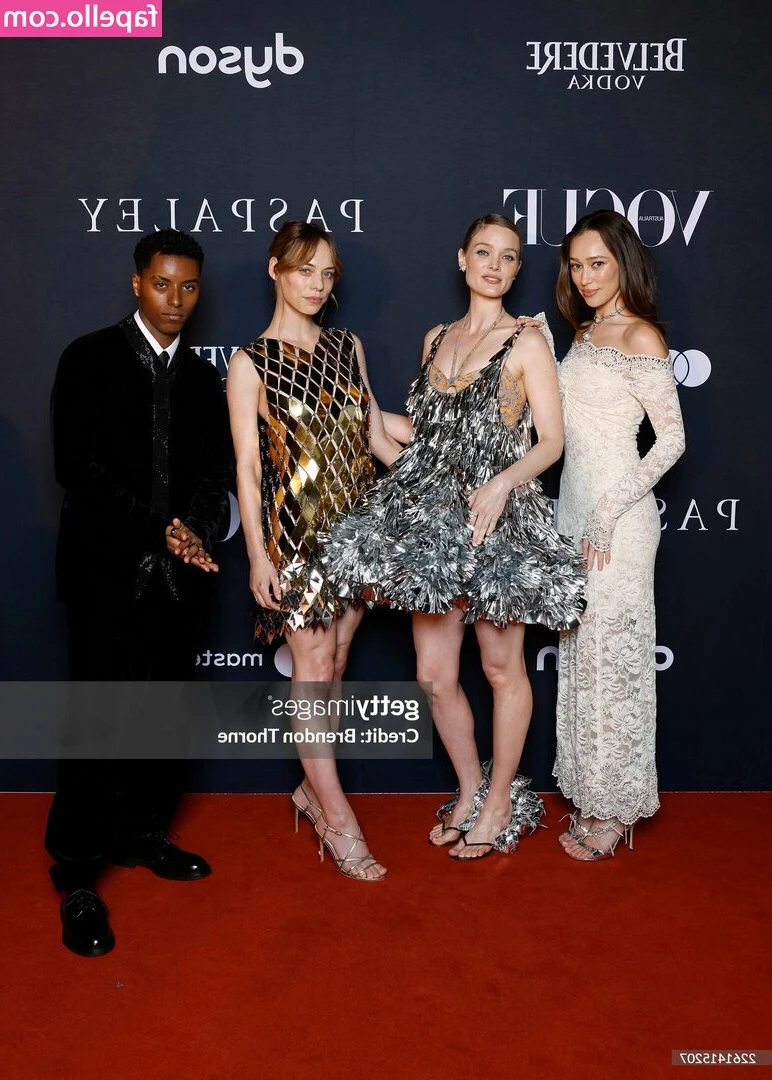 Alycia Debnam Carey [ alycia-debnam-carey ] - Bringing the green dress back right quick 💚