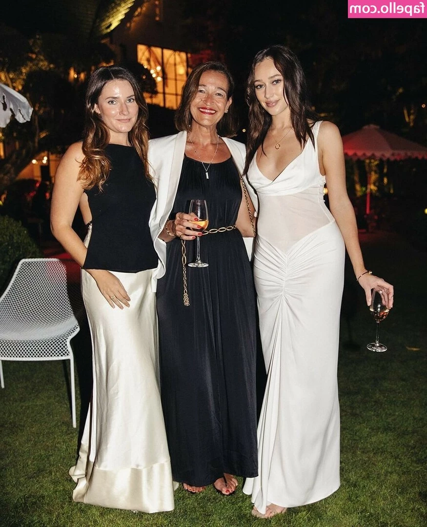 Alycia Debnam Carey [ alycia-debnam-carey ] - Did you know I do (and love giving!!) dick pic/pussy pic ratings?  I