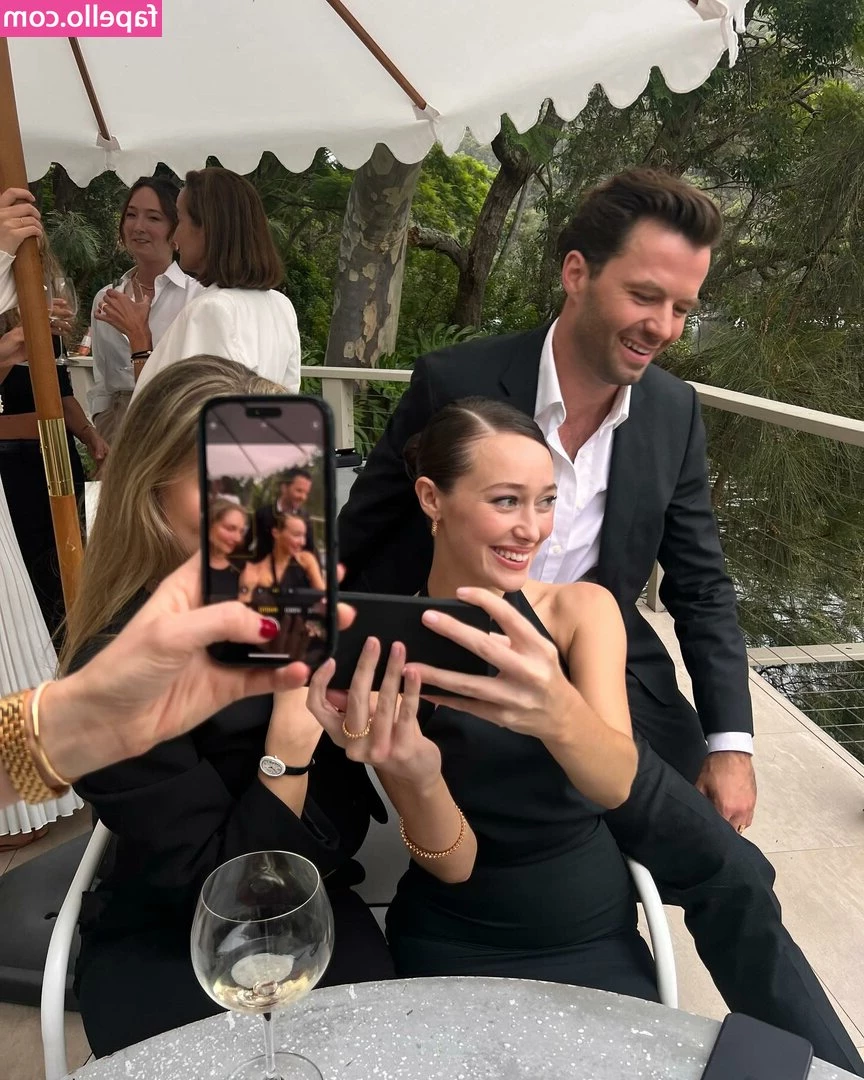 Alycia Debnam Carey [ alycia-debnam-carey ] - A couple BIG humps for your Hump Day lol!!😍😍